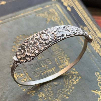 PetalCharm – Oldtimer Armband Aus Silber Mit Blumengravur