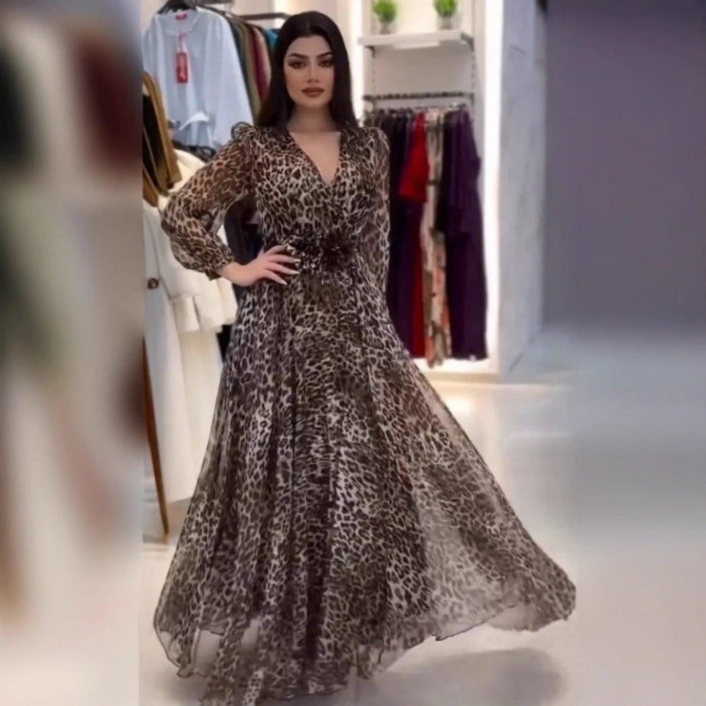 Nalera – Elegantes Maxikleid Mit Leoparden Muster