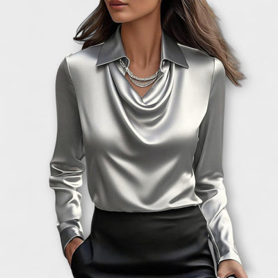 Lira - Schimmernde Bluse mit Rüschendetail am Kragen