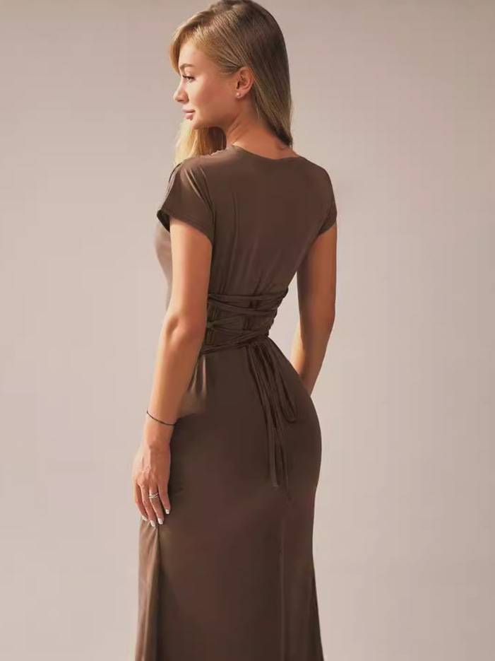 Elara - Schickes braunes Abend-Maxikleid mit Drapiertem Ausschnitt