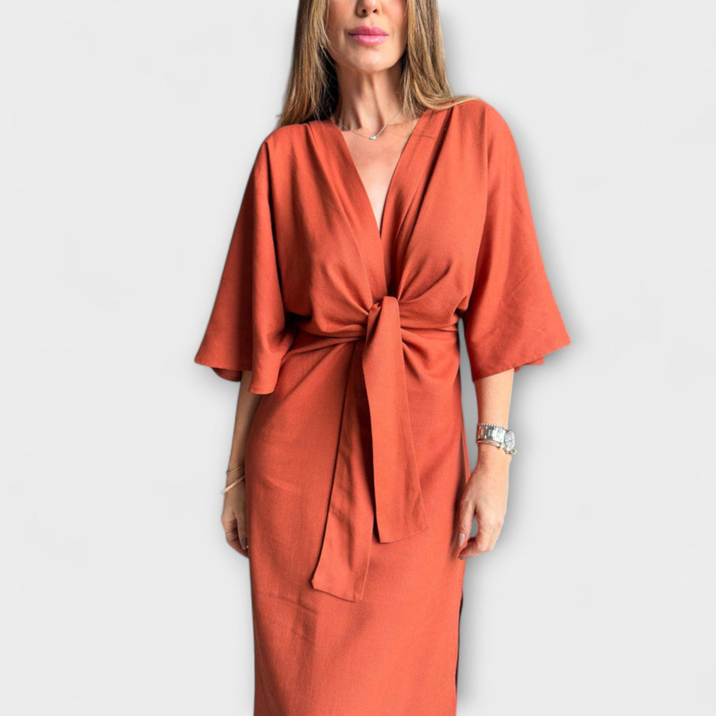Holly - Entspanntes V-Ausschnitt-Kleid mit Taillengürtel