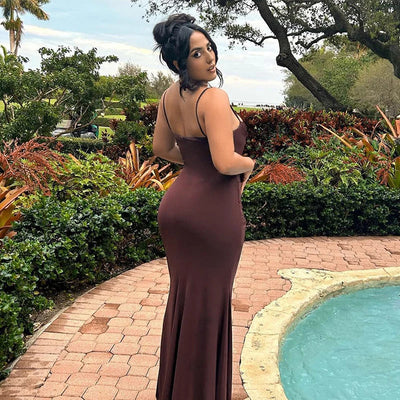 Elegantes tailliertes langes Damenkleid mit dünnen Trägern