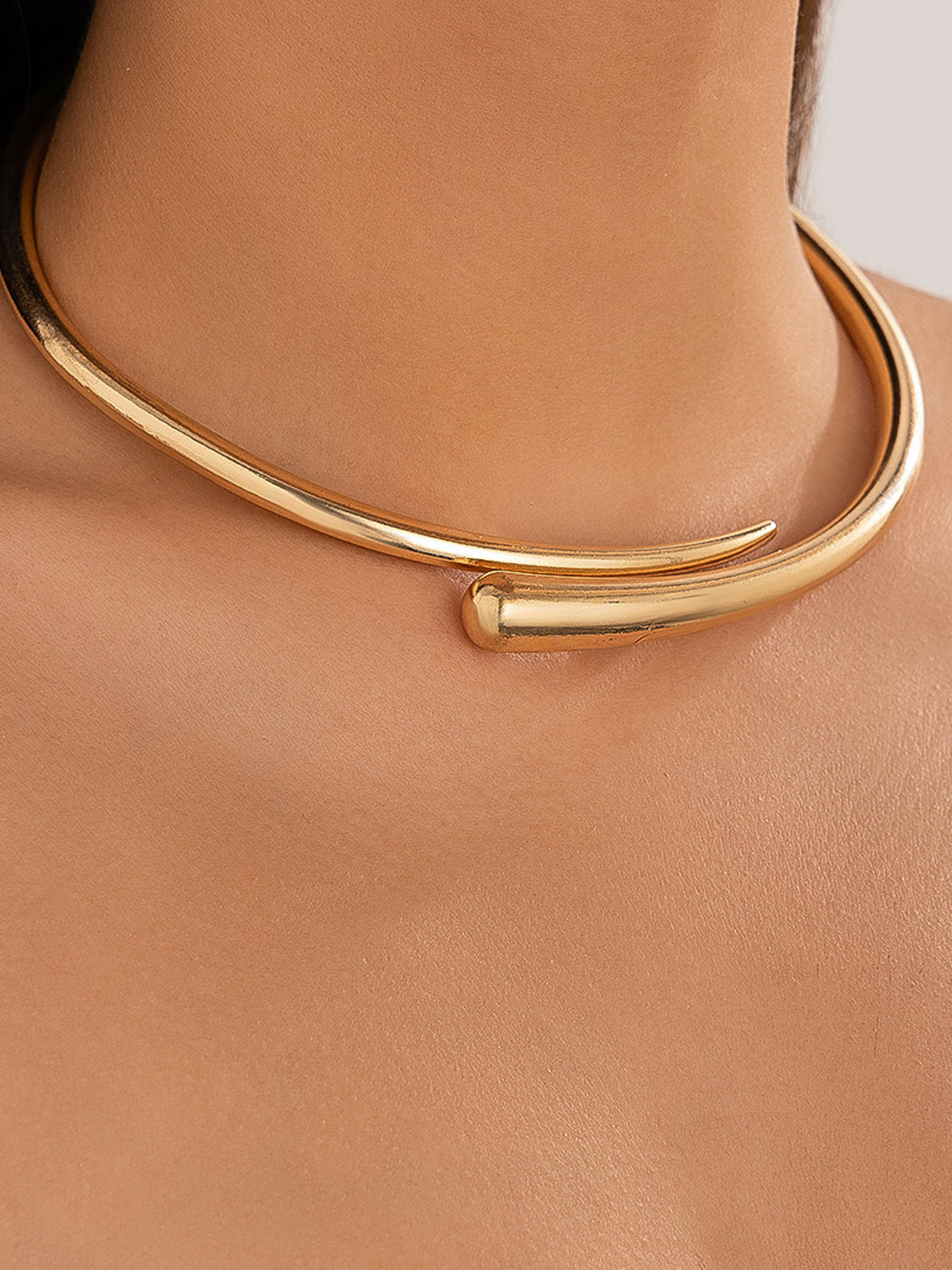 Minimalistisches Wasserfall-Design Offener Choker