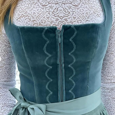 Nele | Damen Dirndl Midi Kleid mit Stickerei, Quadratischem Ausschnitt & Taillengürtel