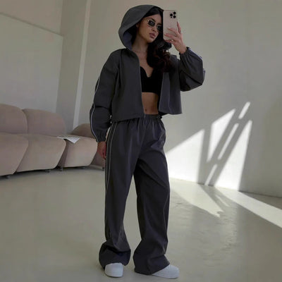 Damen Sportswear-Set mit Kapuze und femininem Schnitt