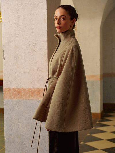 Damenmantel  mit Stehkragen und Gürtel