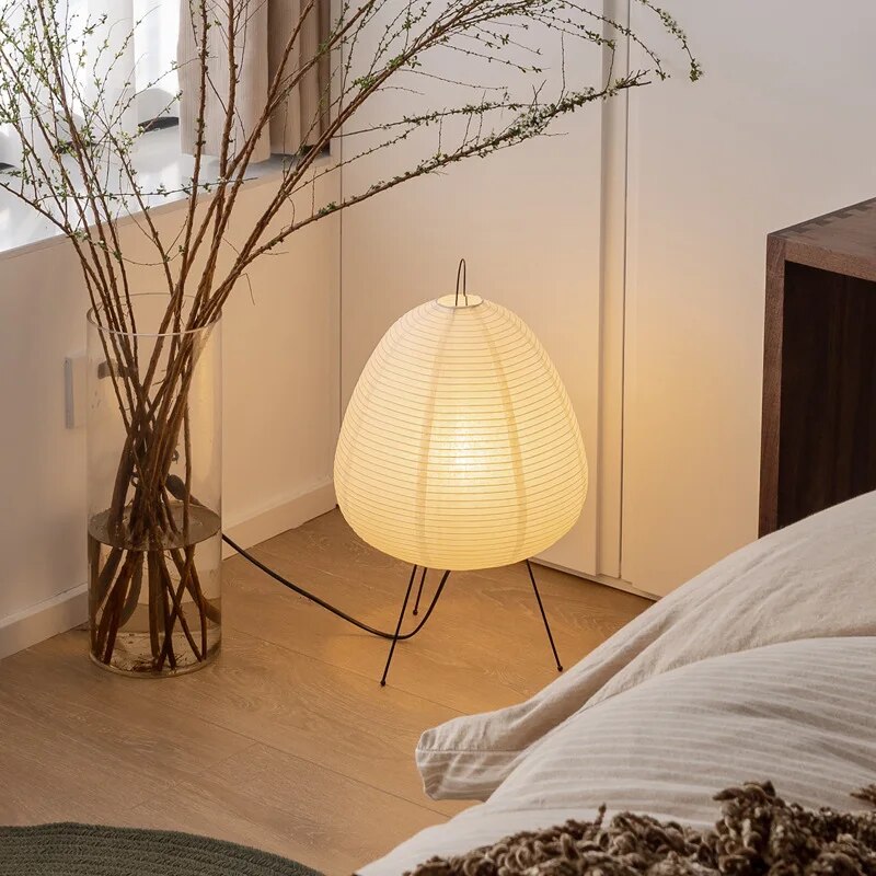 Japanische LED Tischlampe aus Reispapier – Dreibeinige Tischleuchte für Wohnzimmer und Schlafzimmer, 60 cm hoch, Weiß