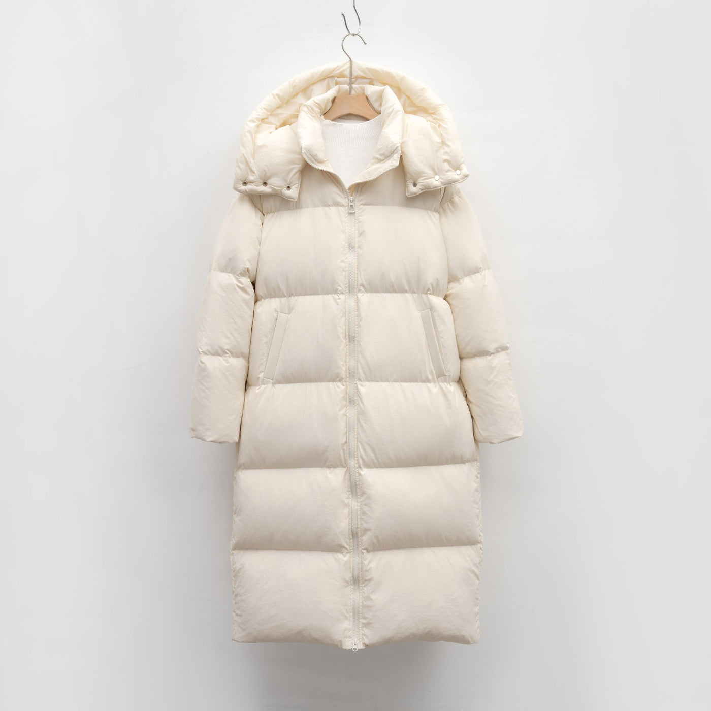 Damen Langer volumenreicher Daunenmantel mit abnehmbarer Kapuze und seitlichen Taschen Heidi-Mode