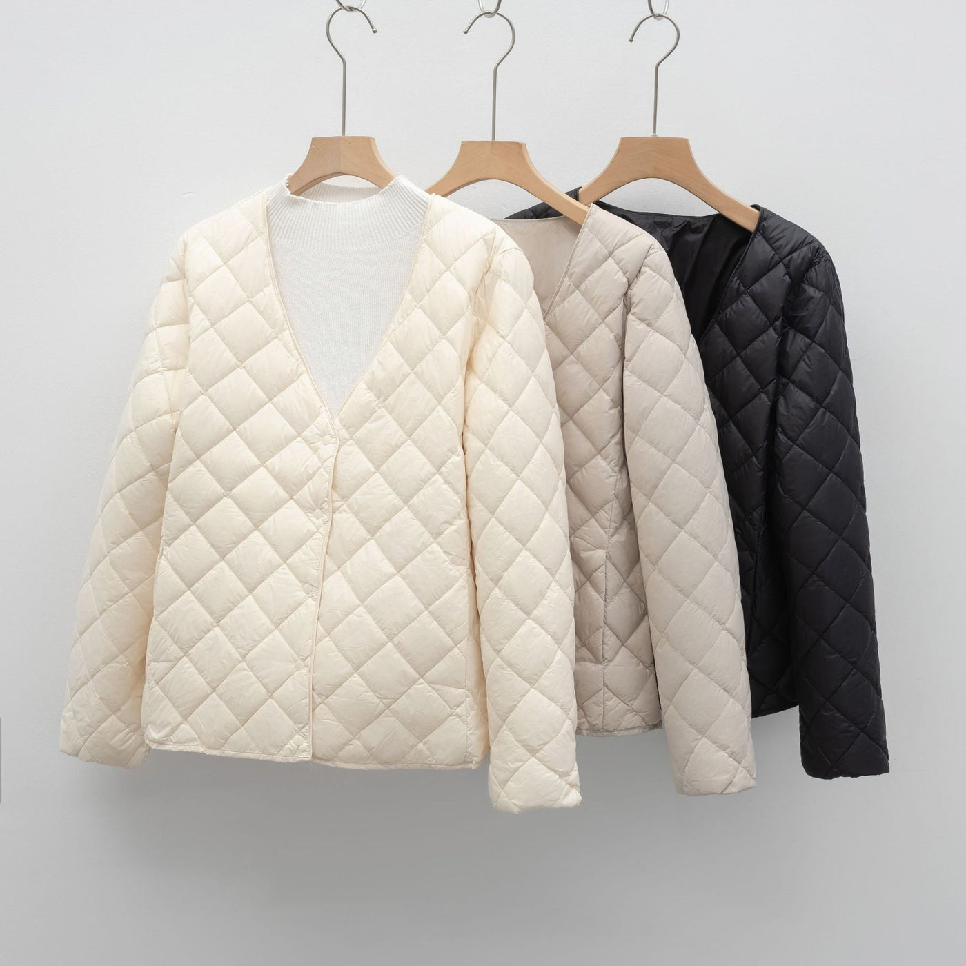 Damen gesteppte Übergangsjacke mit modernem V-Ausschnitt und knöpfbarem Verschluss Heidi-Mode