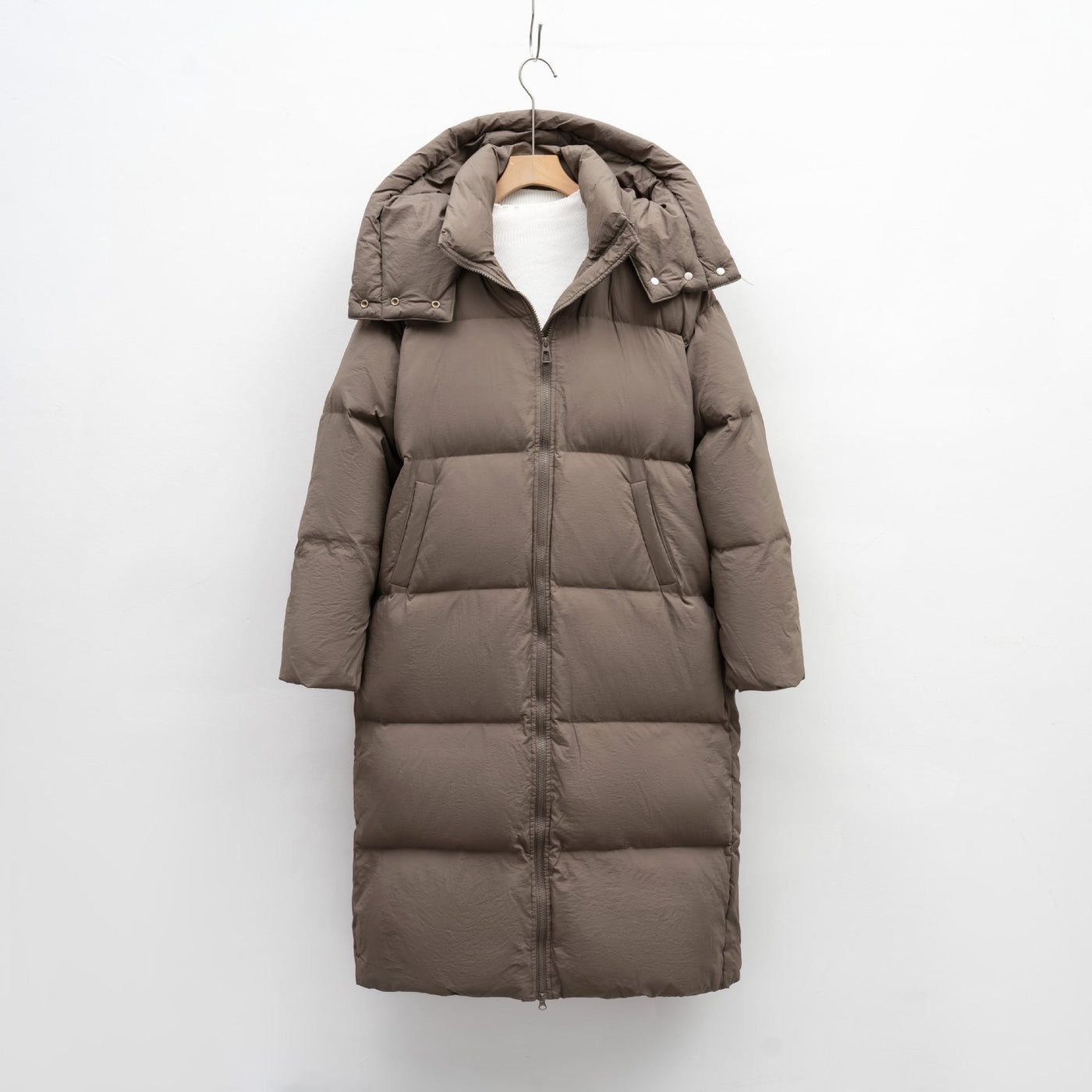 Damen Langer volumenreicher Daunenmantel mit abnehmbarer Kapuze und seitlichen Taschen Heidi-Mode