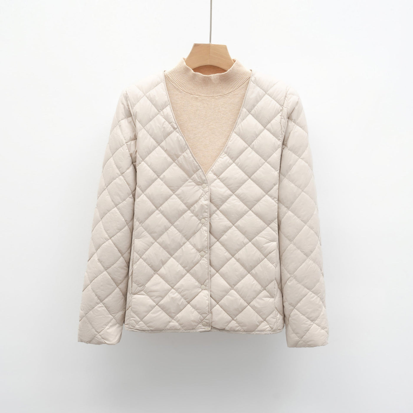 Damen gesteppte Übergangsjacke mit modernem V-Ausschnitt und knöpfbarem Verschluss Heidi-Mode