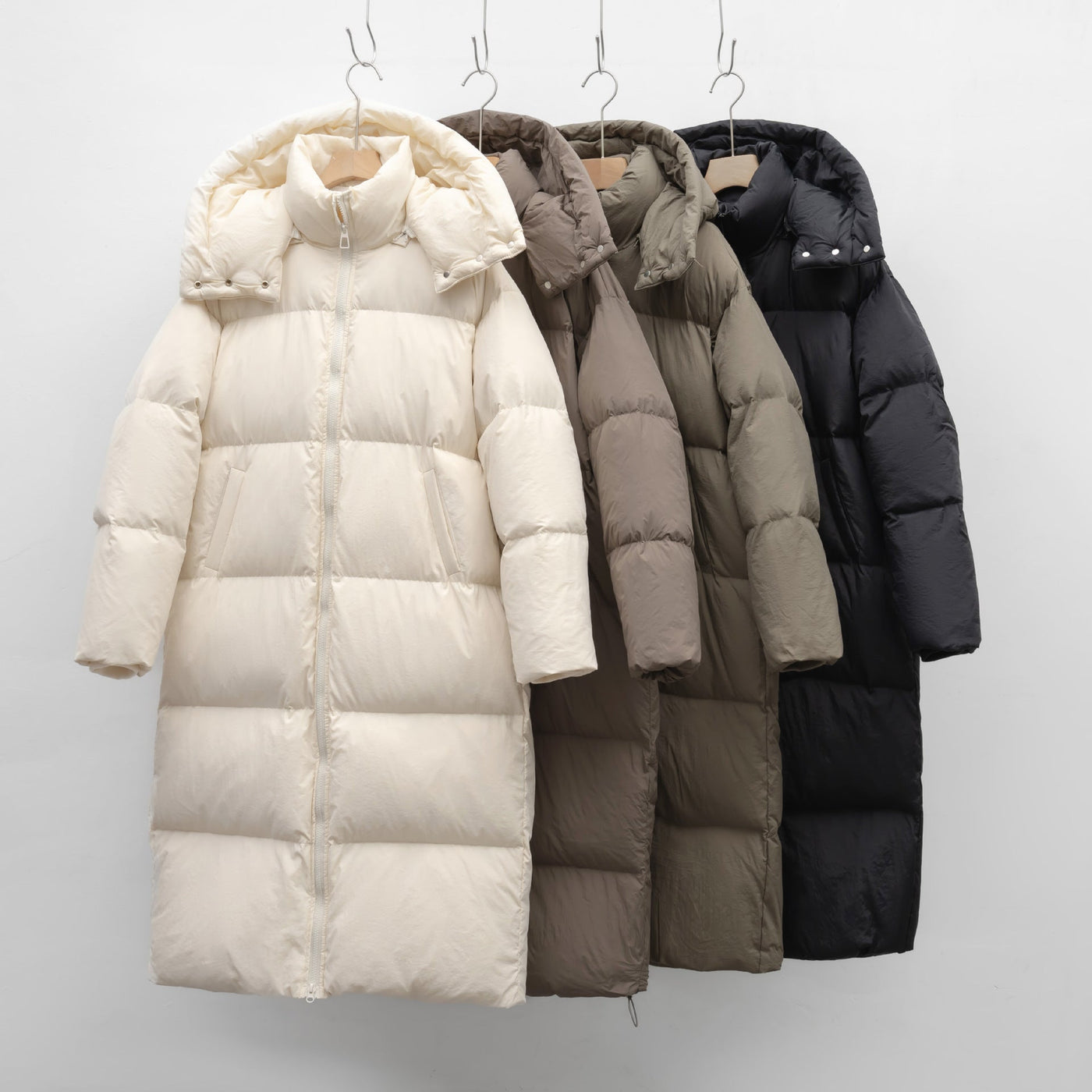 Damen Langer volumenreicher Daunenmantel mit abnehmbarer Kapuze und seitlichen Taschen Heidi-Mode