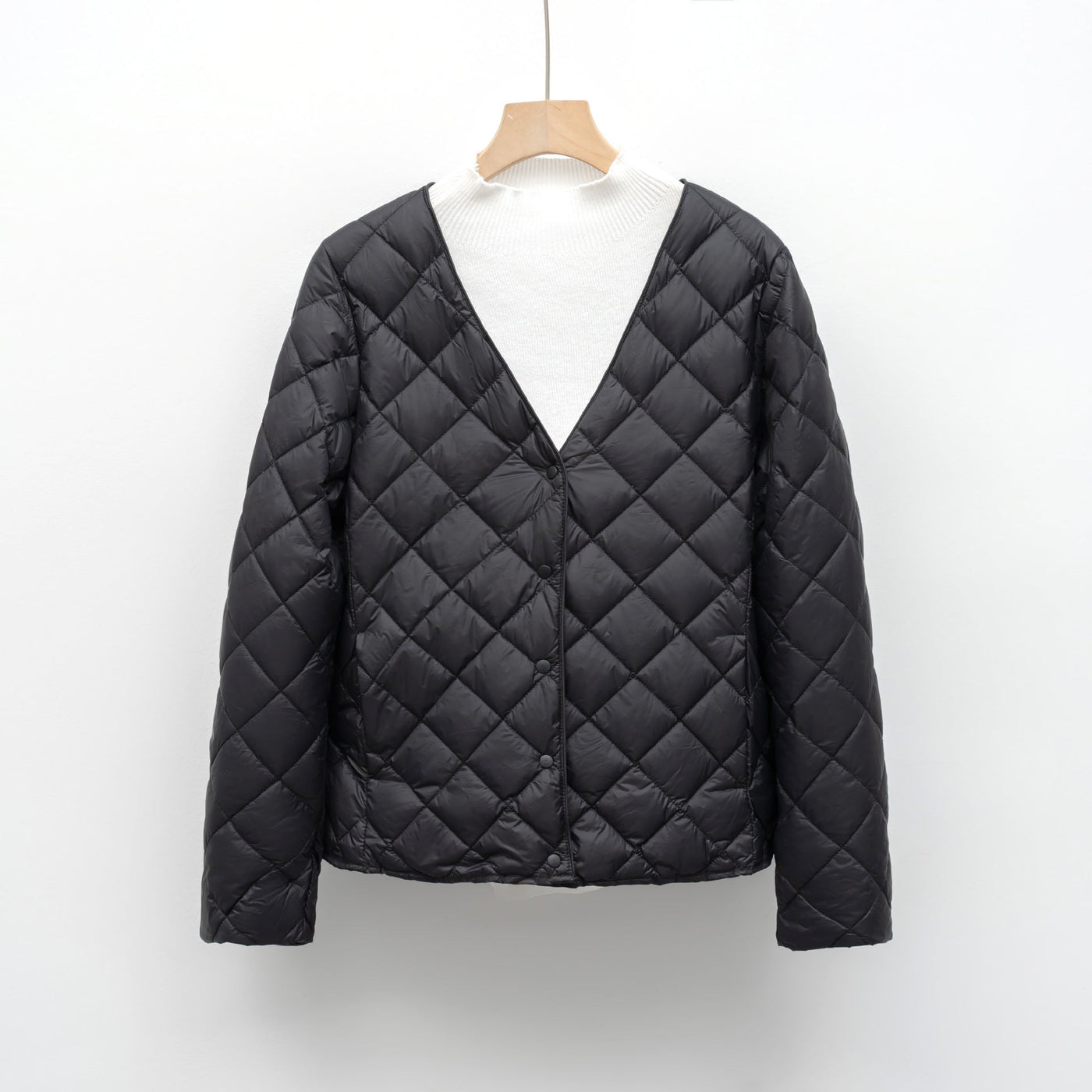 Damen gesteppte Übergangsjacke mit modernem V-Ausschnitt und knöpfbarem Verschluss Heidi-Mode