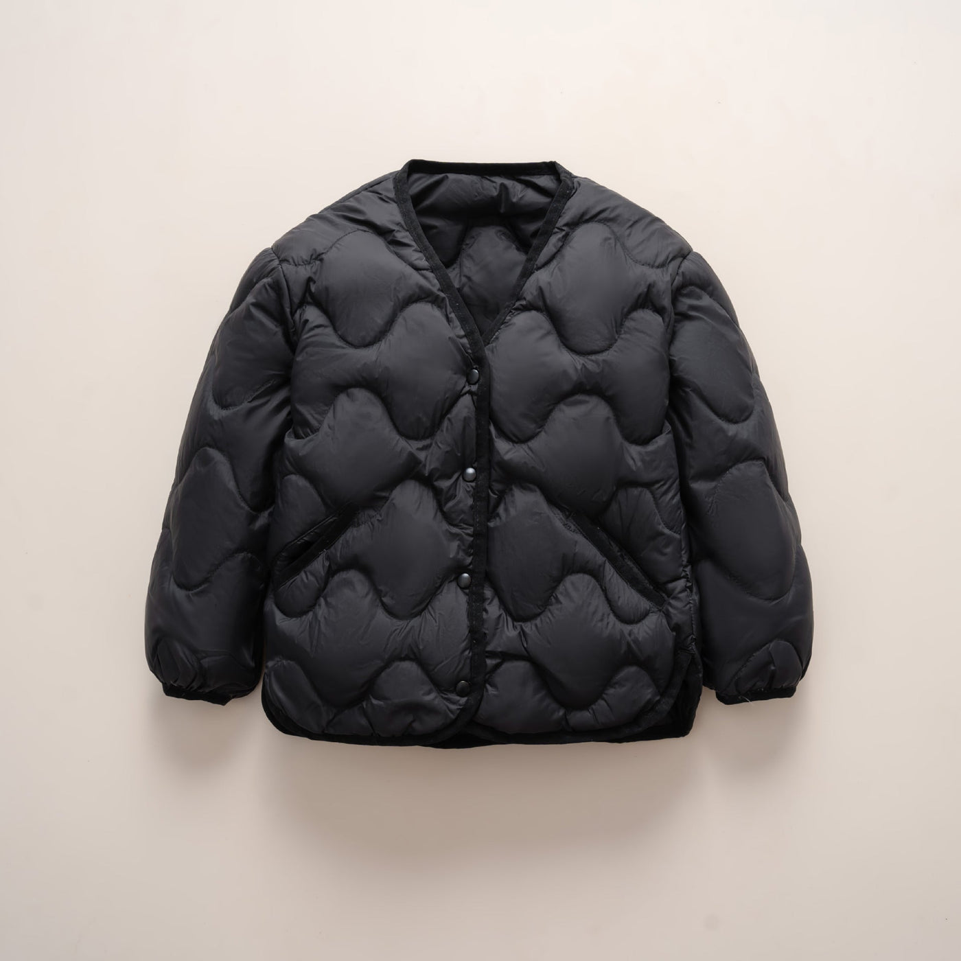 Damen gesteppte Daunenjacke mit modernen Wellenmustern und praktischen Taschen Heidi-Mode