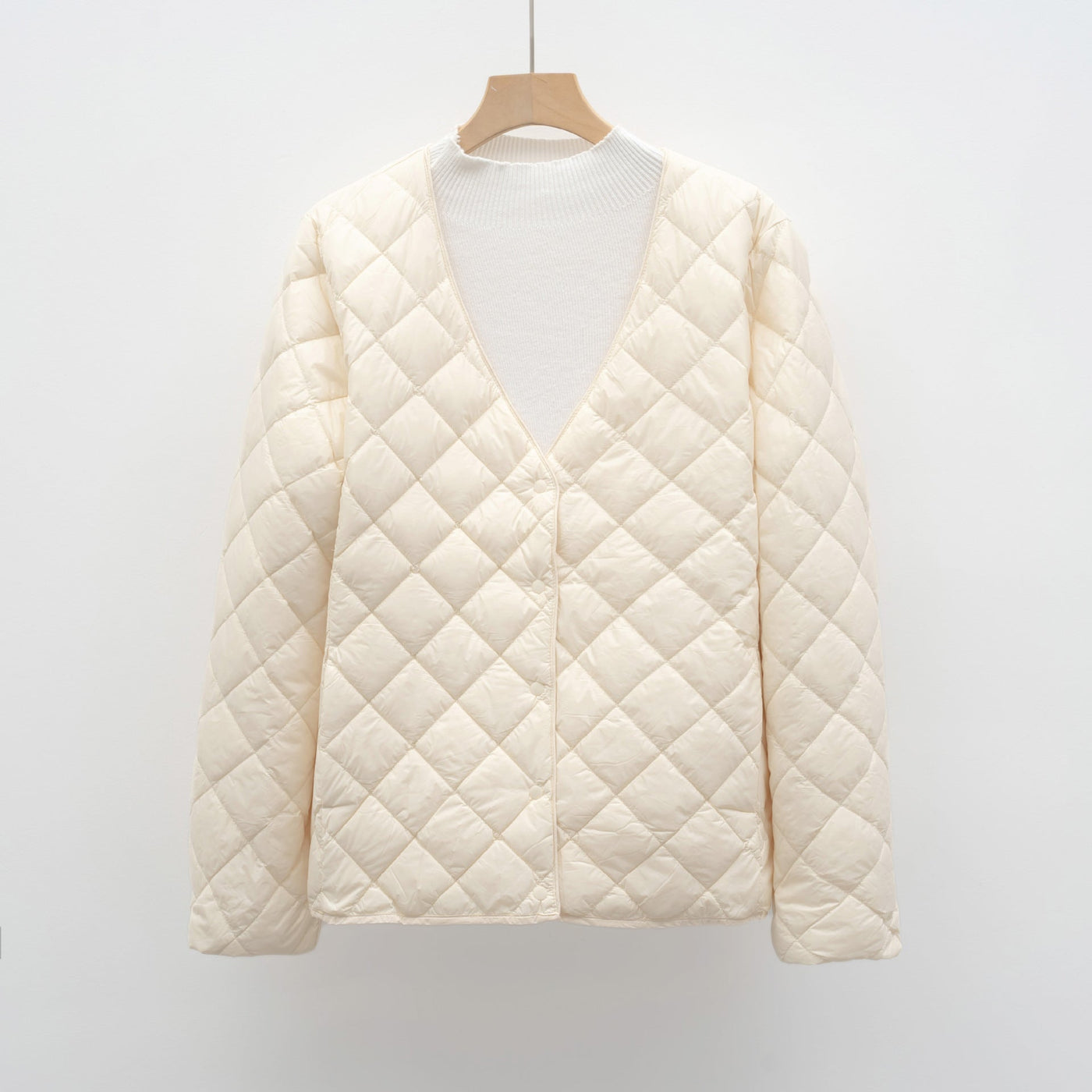 Damen gesteppte Übergangsjacke mit modernem V-Ausschnitt und knöpfbarem Verschluss Heidi-Mode