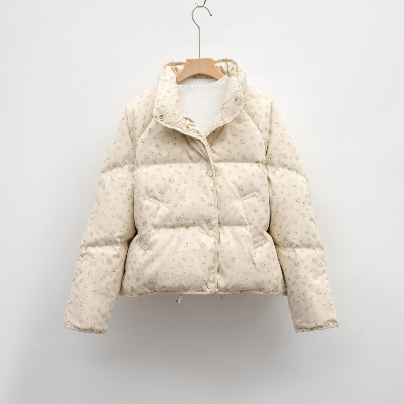 Damen voluminöse Steppjacke mit floralem Design und praktischen Taschen Heidi-Mode