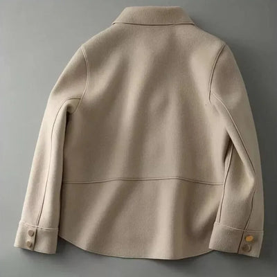 Beige Damenjacke mit Knopfverschluss und Taschen