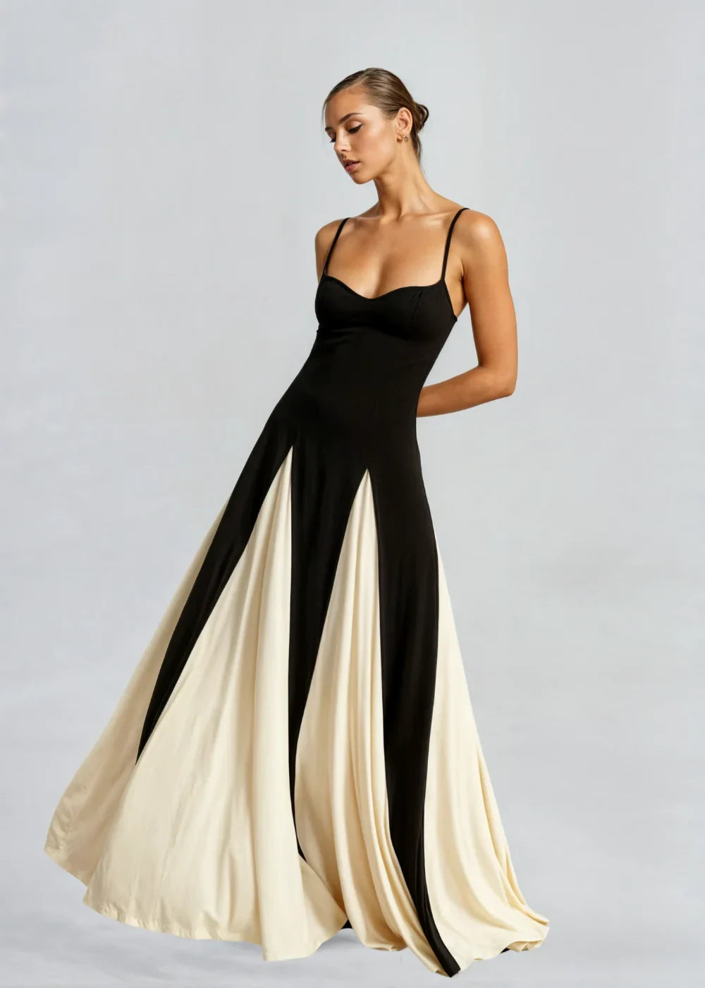Damen Maxikleid in Schwarz und Creme mit fließendem Schnitt