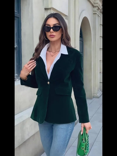 Damen Samtblazer mit Goldknopfdetails und modischem Schnitt