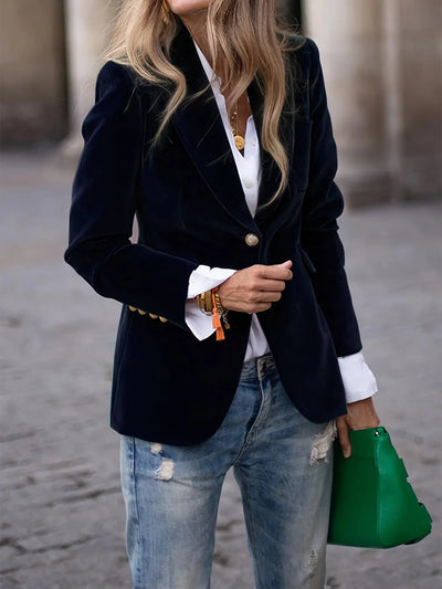 Damen Samtblazer mit Goldknopfdetails und modischem Schnitt