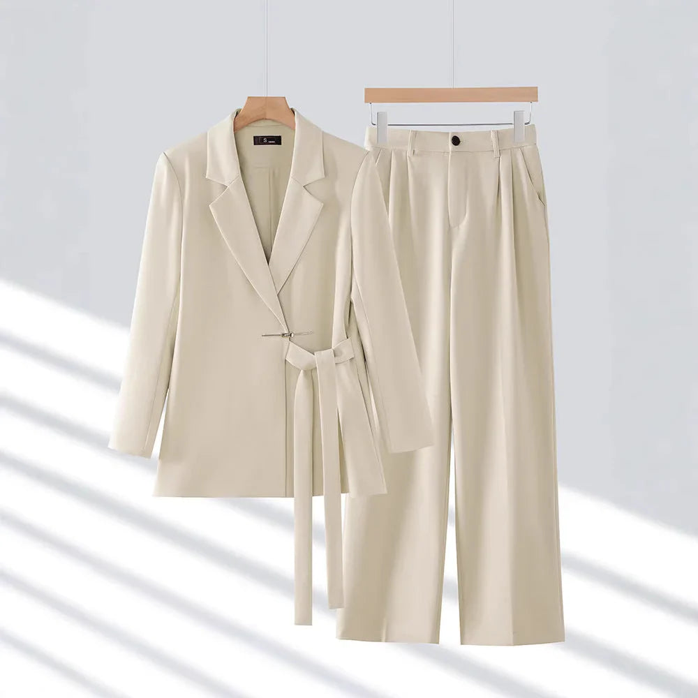 Zweiteiliger Damenanzug mit tailliertem Blazer und Hose