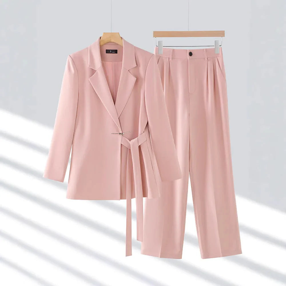 Zweiteiliger Damenanzug mit tailliertem Blazer und Hose