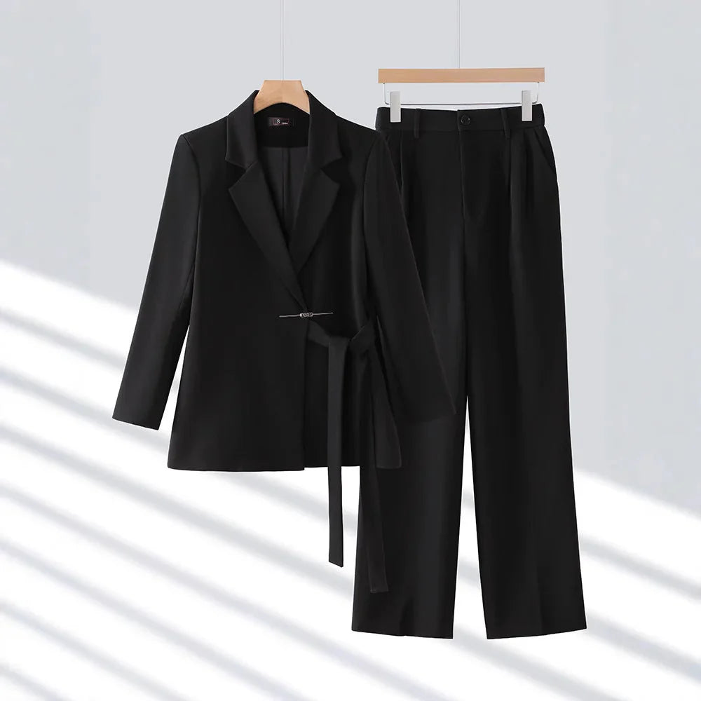Zweiteiliger Damenanzug mit tailliertem Blazer und Hose