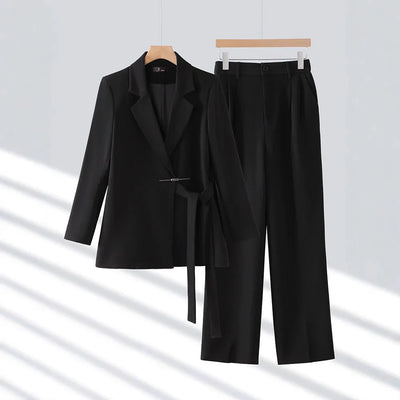 Zweiteiliger Damenanzug mit tailliertem Blazer und Hose
