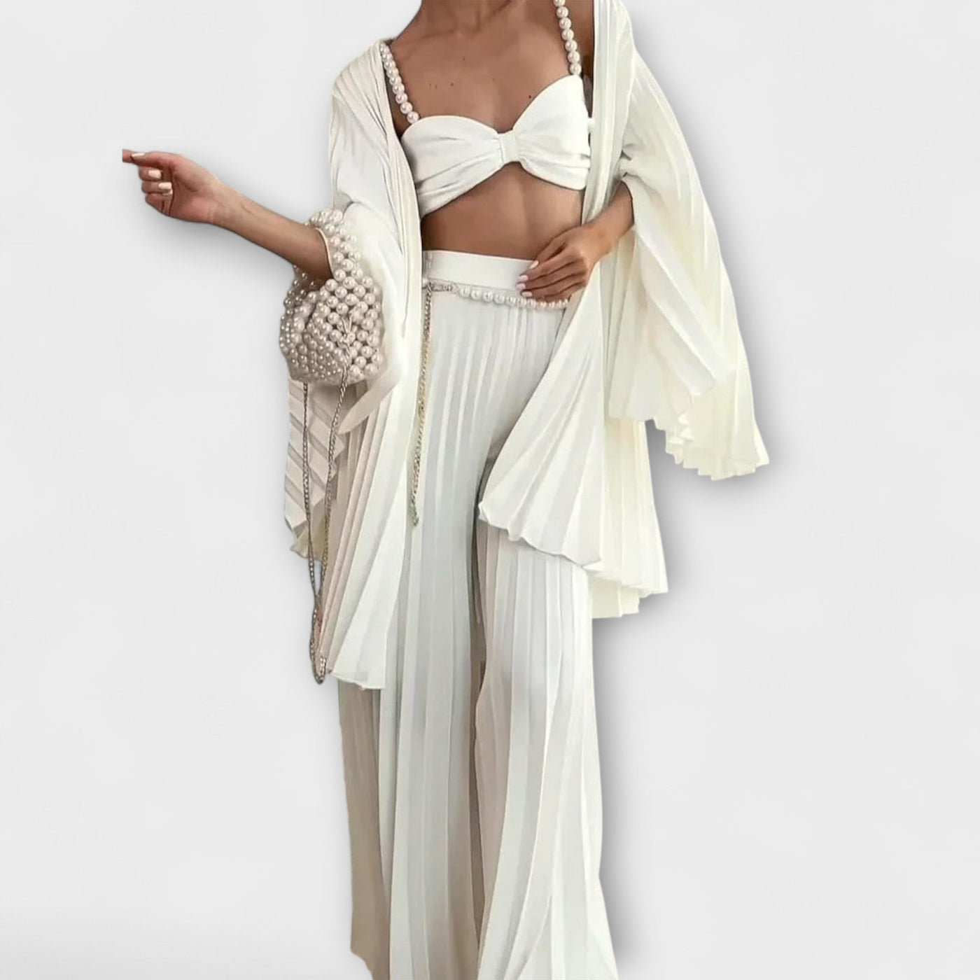 Evangeline - Weiße Faltenbluse mit weiter Hose und Cardigan