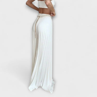 Evangeline - Weiße Faltenbluse mit weiter Hose und Cardigan