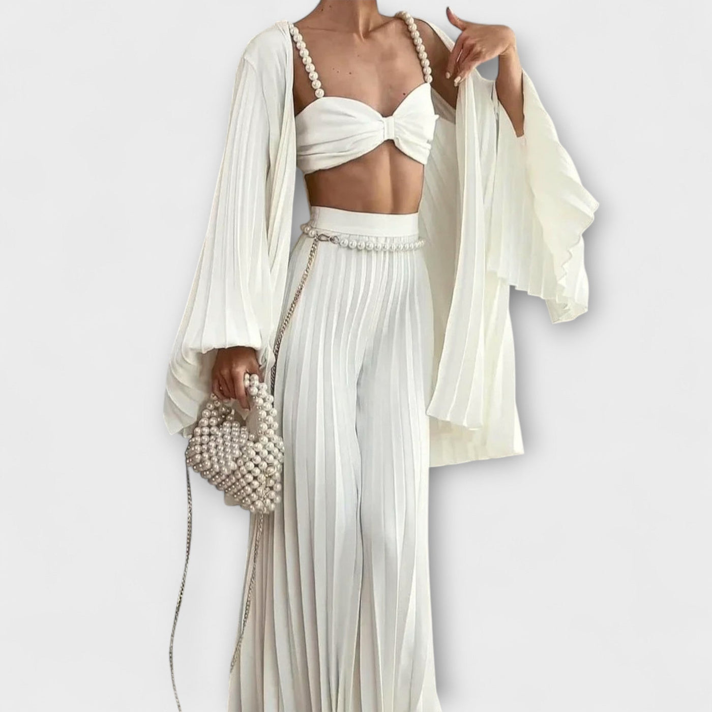 Evangeline - Weiße Faltenbluse mit weiter Hose und Cardigan