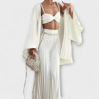 Evangeline - Weiße Faltenbluse mit weiter Hose und Cardigan