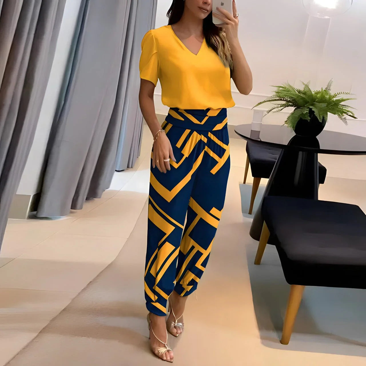 Zweiteiliges Set aus Damenbluse und gemusterter Hose