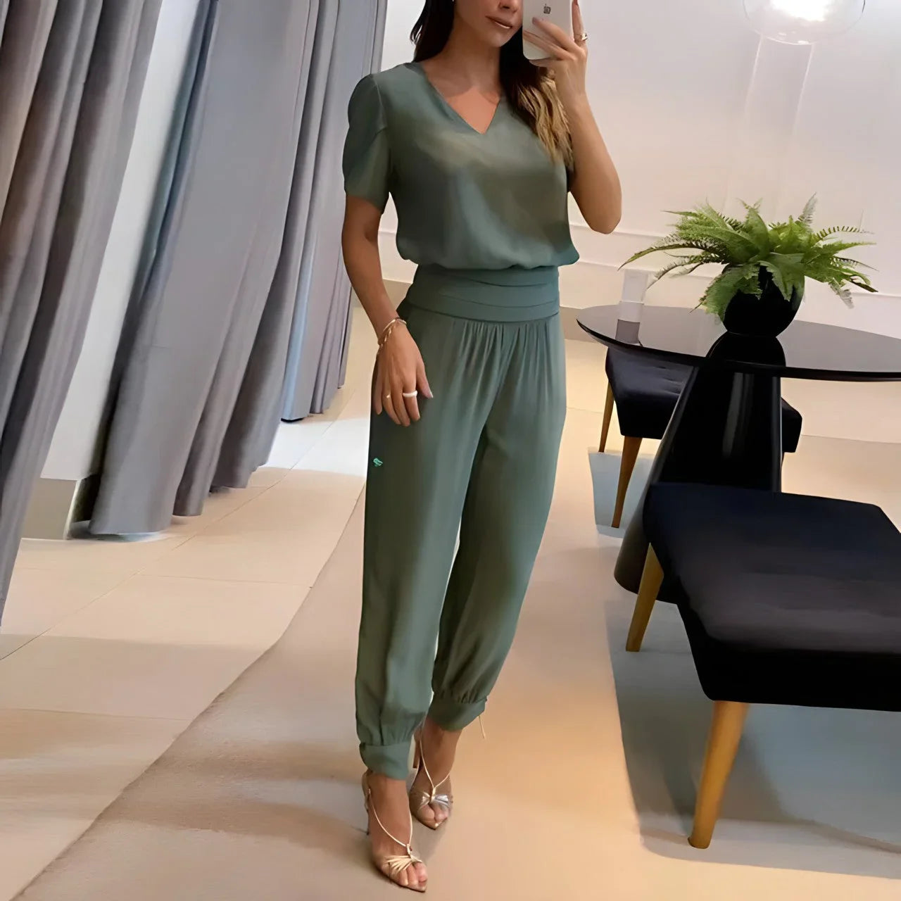 Zweiteiliges Set aus Damenbluse und gemusterter Hose