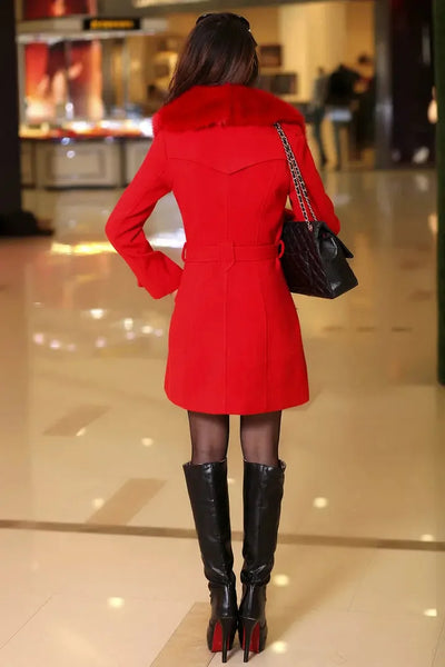 Eleganter Damenmantel mit Kragenbesatz und Gürtel