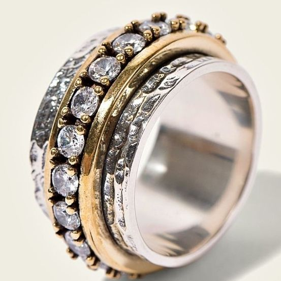 Eleganter Ring mit Zirkonia-Steinen