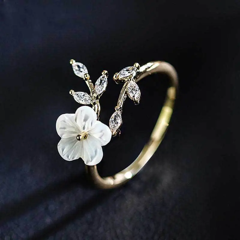 Ring mit weißen Blüten und Zirkonia