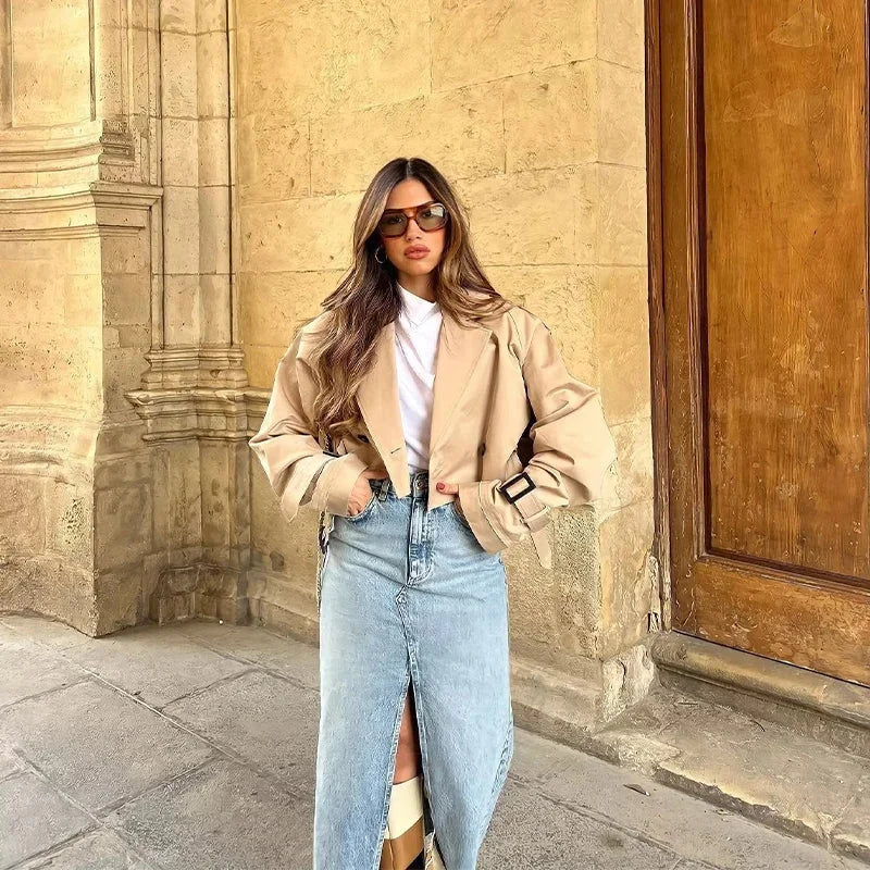 Kurzer Damen Trenchcoat mit Gürtel und verstellbaren Ärmeln